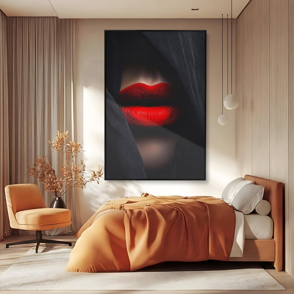 Tablou canvas cu buze rosii acoperite cu un voal negru, in rama de aluminiu negru, pe perete intr-un dormitor